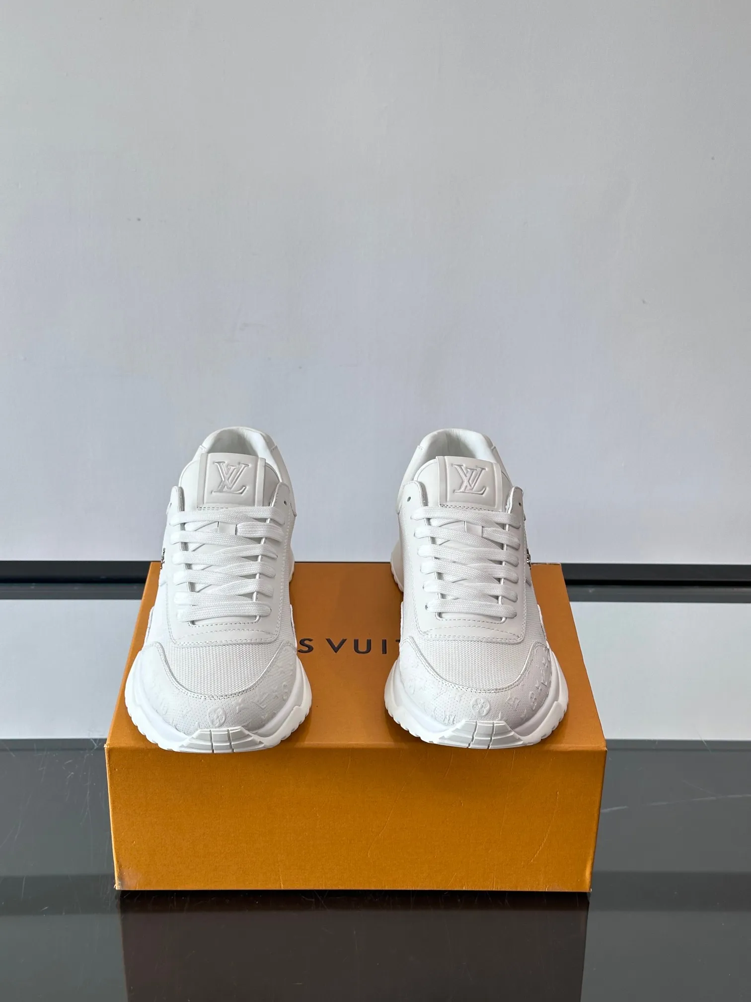 Men's Men's Shoes 💰500 [New Style] 🐡🐡LV🆕RUN AWAY sneakers, this Run Away sneaker is made of first-layer cowhide leather and breathable original material. The wedge-shaped rubber outsole continues the running shoe design, embellished with Monogram flowers, the L V letter is marked on the tongue, and the Louis Vuitton Paris logo is embellished on the back. Paired with brand logo cotton feet, the mesh lining and heel are spliced ​​and wrapped in cowhide, making the upper foot comfortable and breathable! size: 39-44 (38.45.46 customized)